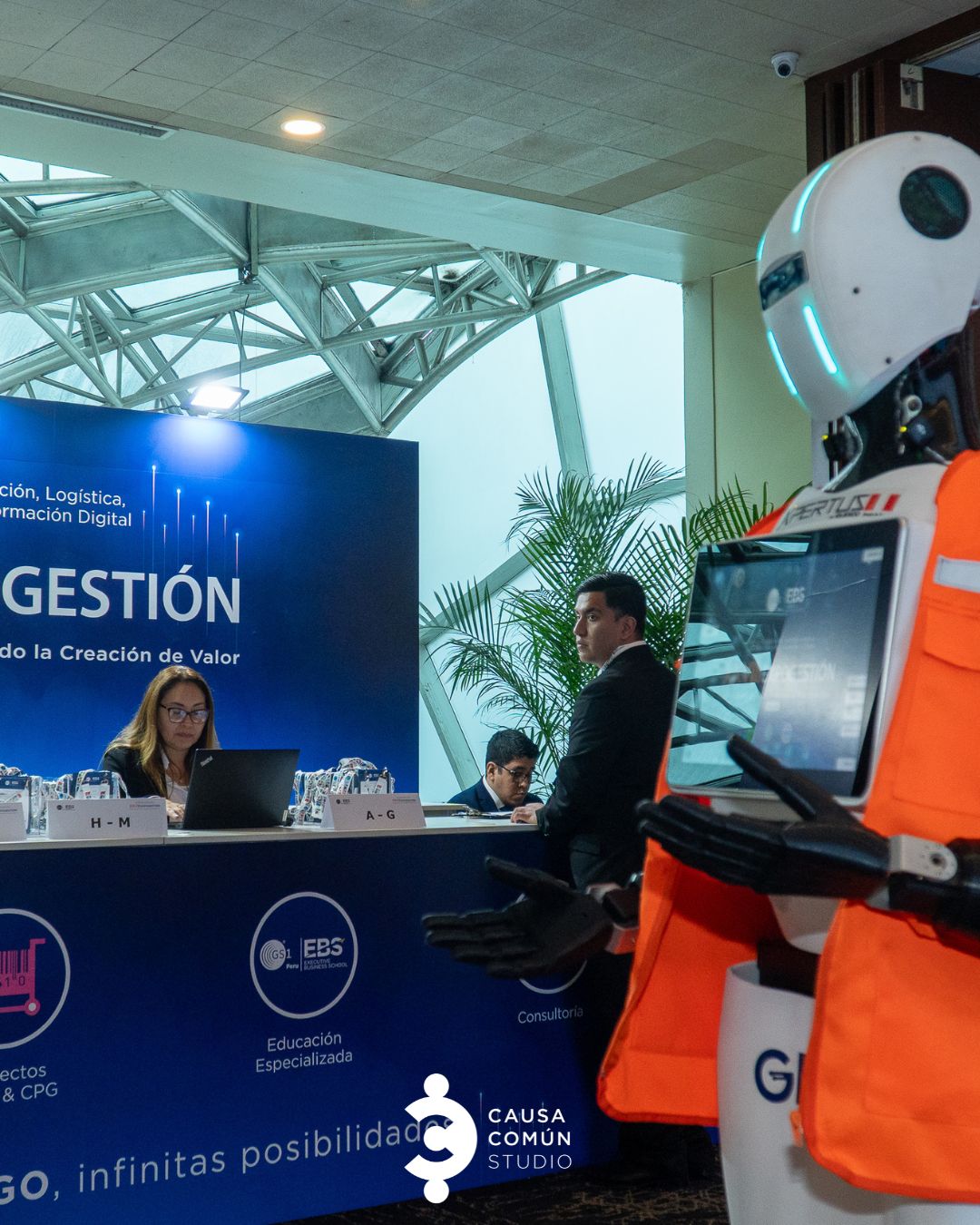 Robot de servicio y zona de acreditación de Expogestión 2025