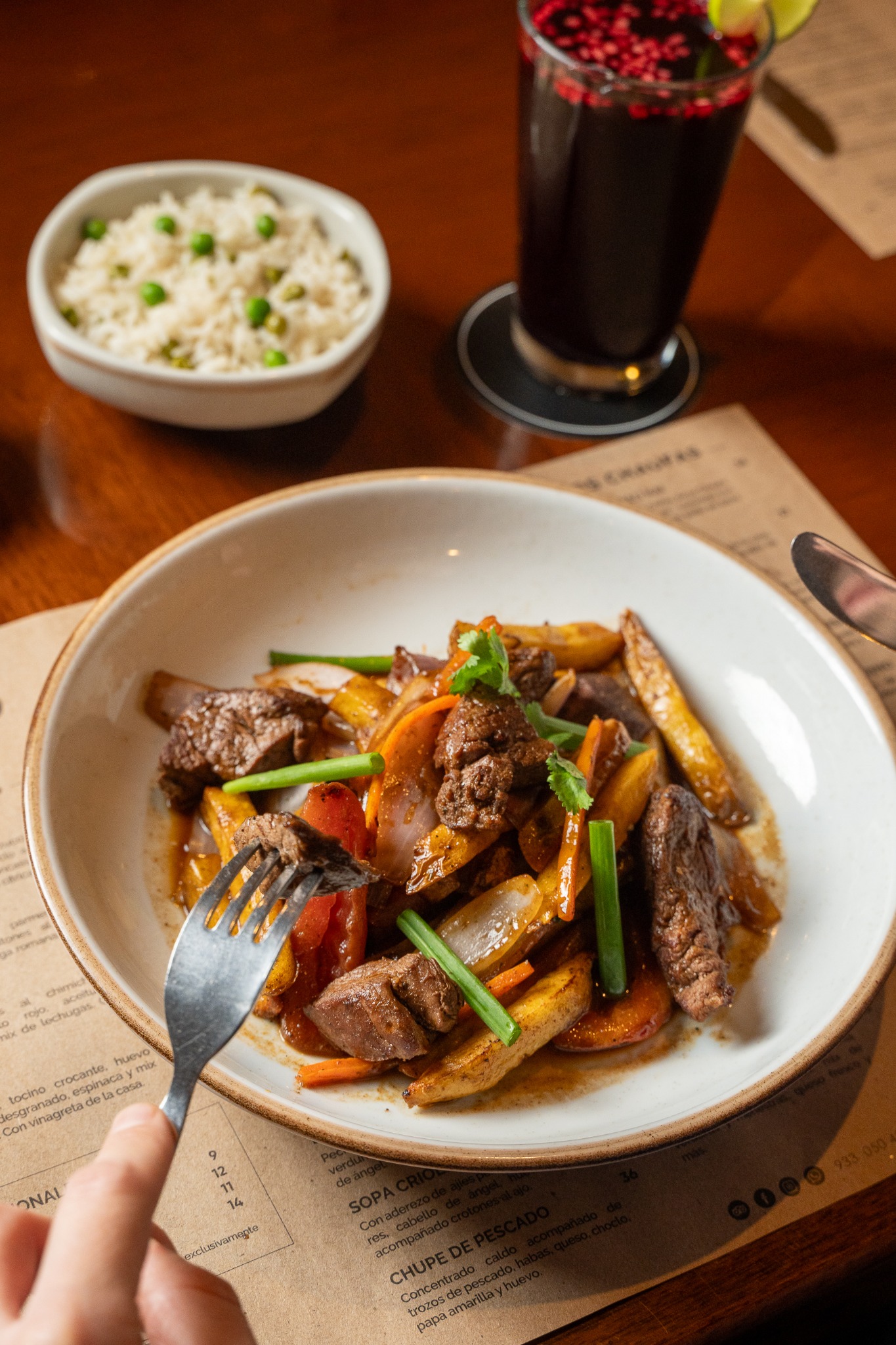 Lomo saltado de R18 presentado con arroz y chicha morada