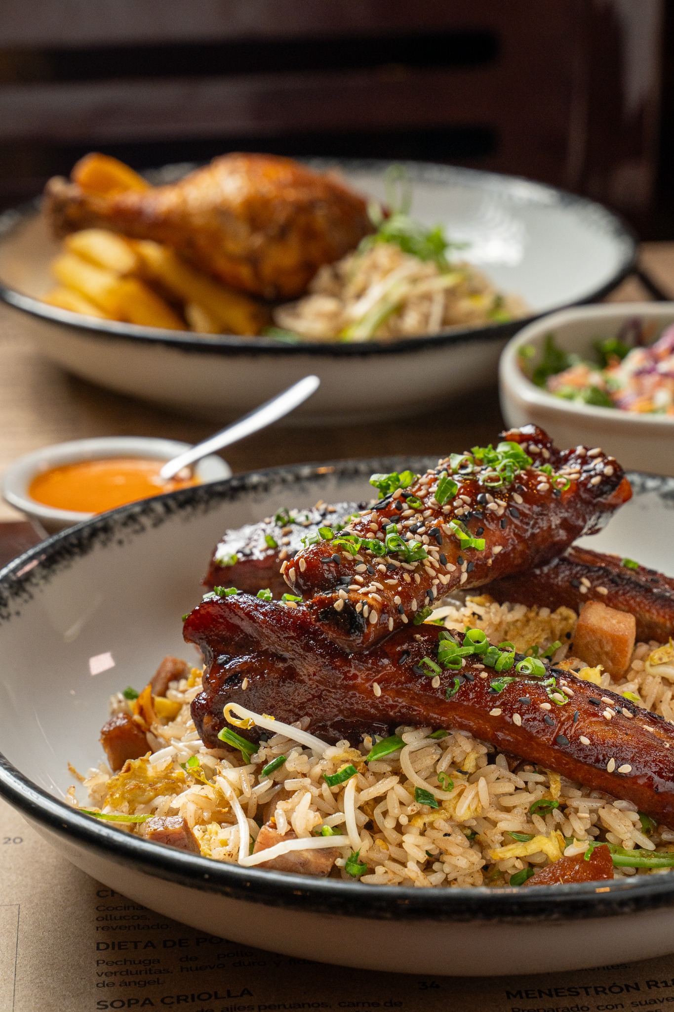 Pollo con arroz chaufa fotografiado para R18