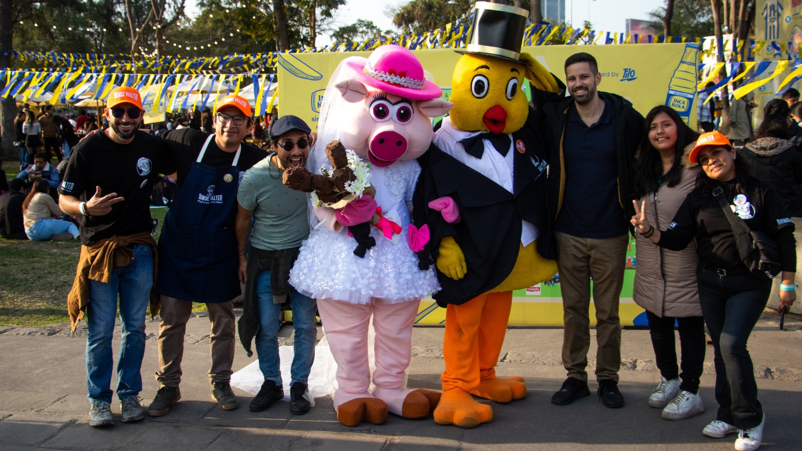 Equipo de Causa Común junto a Donde Walter durante un evento