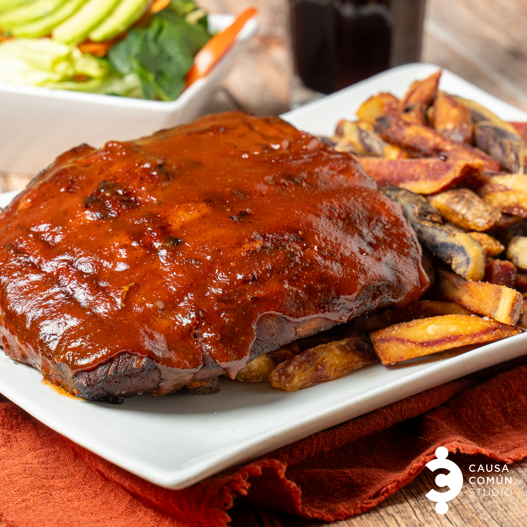 Costillas glaseadas acompañadas de papas nativas y ensalada