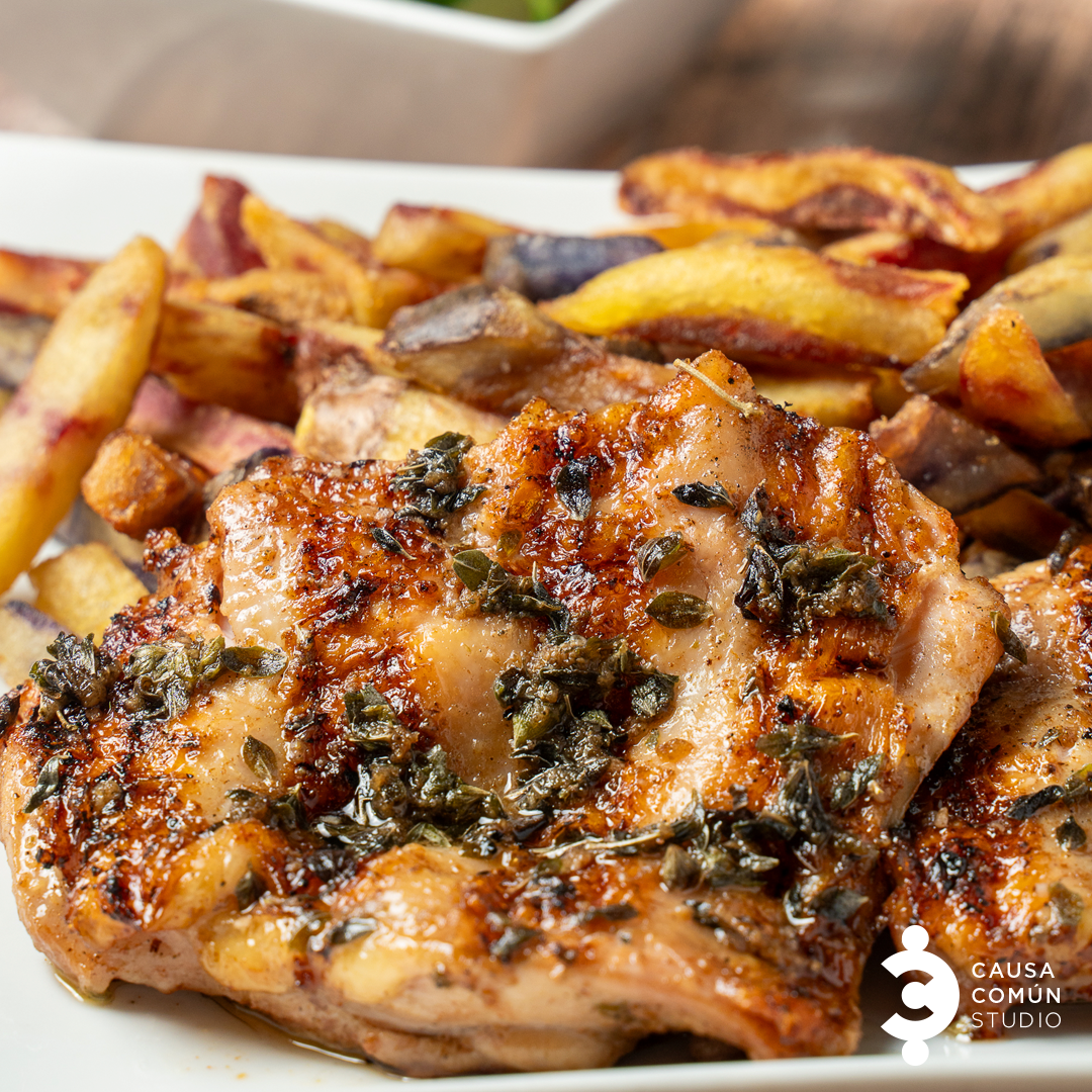 Filete de pollo a las hierbas acompañado de papas nativas