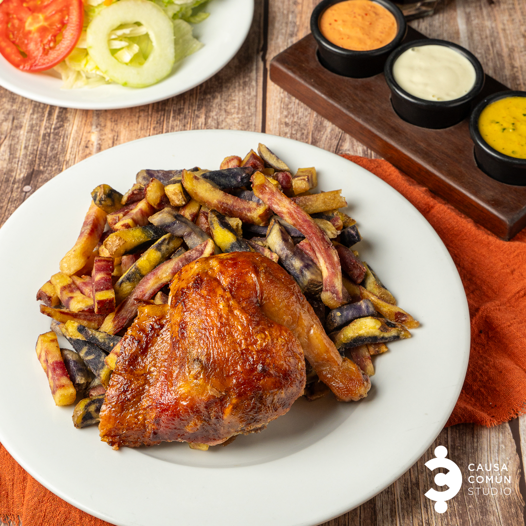 Pollo a la brasa acompañado de papas nativas y salsas